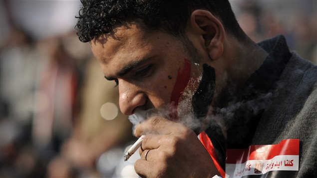 سائق الأجرة المصري سعيد علي من القاهرة يقول إنه يدخّن منذ 25 سنة. وقد زادت الحكومة المصريّة الرسوم على التبغ في 26 تموز يوليو 2014