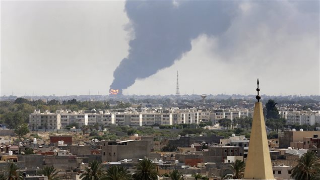أعمدة الدخان ترتفع في سماء طرابلس جرّاء الحريق الذي اندلع في مستودعات الوقود في 28 تموز يوليو 2014