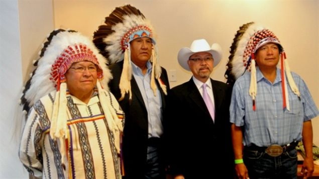 Le chef de la nation Wesley Ernest Wesley, le chef de la nation Chiniki Bruce Labelle, le directeur général de Huatong Petrochemical Holdings Ltd. Alick Au et le chef de la nation Bearspaw Darcy Dixon ont signé une entente de coentreprise pour l'exploration et l'exploitation de pétrole et de gaz à Stoney Nakoda, en juillet 2014.