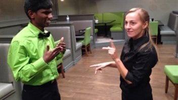  Le personnel de chez Signs à Toronto apprend le langage des signes