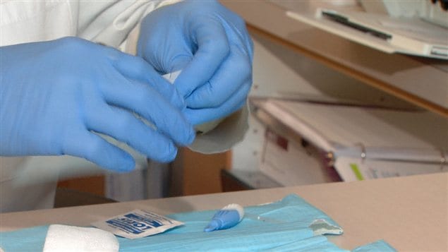 Un pharmacien effectue un test de dépistage du VIH à Vancouver.