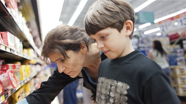 Une femme fait son marché en compagnie de son fils. Une femme fait son marché en compagnie de son fils.