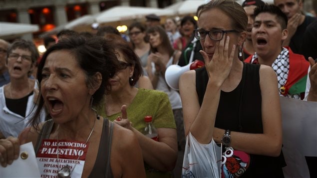 سيدة تمسح دموعها خلال مشاركتها اليوم في مدريد في تظاهرة ضد القصف الإسرائيلي لقطاع غزة  