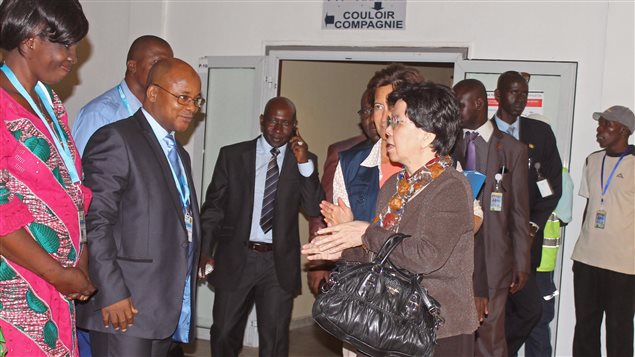 Margaret Chan arrive à l'aéroport de Conakry pour assister à la réunion sur l'épidémie d'Ebola