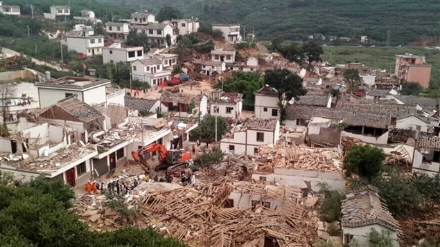 Des maisons effrondrées après un tremblement de terre dans la province de Yunnan, en Chine