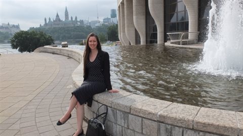 Véronique Laliberté devant le Musée canadien de l'Histoire à Gatineau (Qc), un endroit très prisé pour les photos de mariage