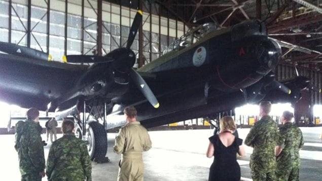 Le Lancaster Vera dans un hangar militaire de Happy Valley-Goose Bay au Labrador.