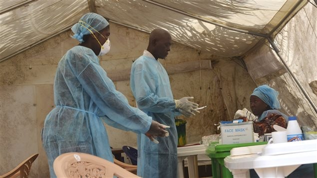Des travailleurs sanitaires au Sierra Leone