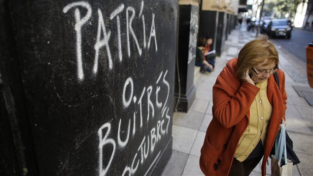 «La patrie ou les vautours», indique ce graffiti dans une rue de Buenos Aires, en Argentine, le 4 août 2014