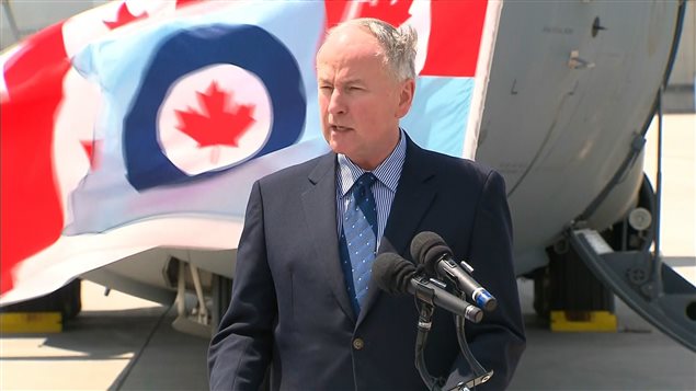 El ministro canadiense de Defensa, Rob Nicholson, en conferencia de prensa en la base militar de Trenton, en Ontario. 