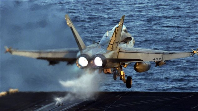 Un avion de chasse F18 américain décolle d'un porte-avion. (archives)