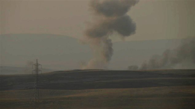 الدخان يتصاعد قرب إربيل بعد غارة جوية أميركية على مقاتلي "الدولة الإسلامية"