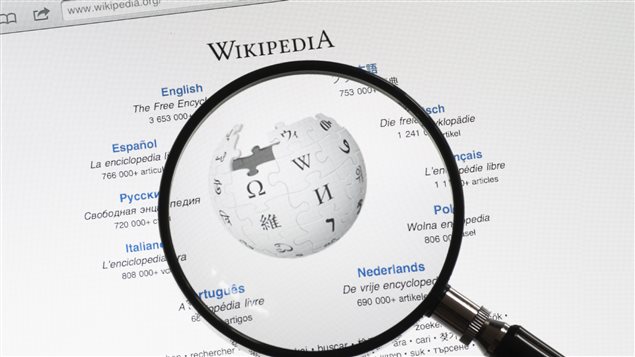 Une loupe devant la page de recherche du site Wikipédia