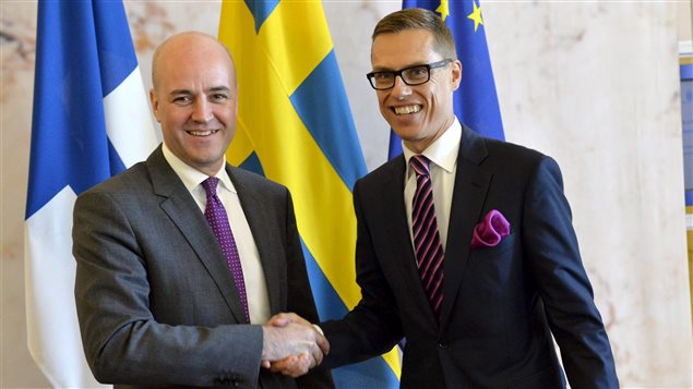 Le premier ministre suédois Fredrik Reinfeldt (à gauche) serre la main du premier ministre finlandais Alexander Stubb. Le premier ministre suédois Fredrik Reinfeldt (à gauche) serre la main du premier ministre finlandais Alexander Stubb.