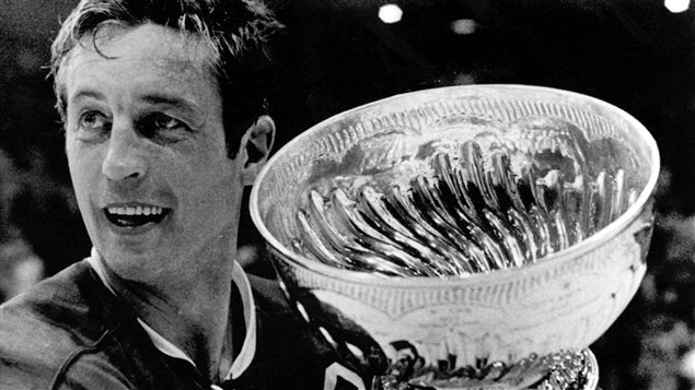 Le capitaine du Canadien, Jean Béliveau, tient la Coupe Stanley avec avoir battu les Blackhawks de Chicago, le 19 mai 1971.