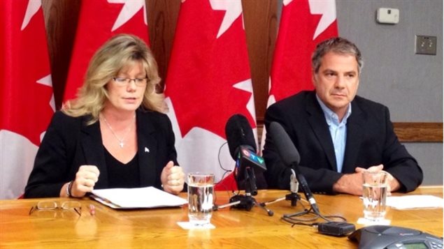 La ministre canadienne Shelly Glover du Patrimoine et le Dr Gary Kobinger ont tenu un point de presse mercredi de la semaine dernière pour discuter du vaccin expérimental contre l'Ebola fabriqué à Winnipeg et offert à l'Afrique de l'Ouest.