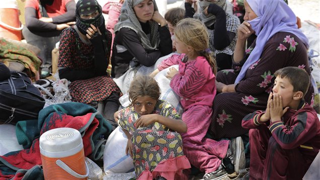 عراقيّون ايزيديّون نازحون على مقربة من الحدود السوريّة في 13 آب اغسطس 2014