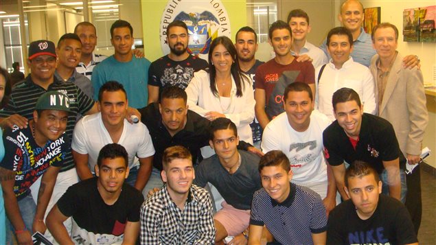 La selección de fútbol que representará a Colombia en el campeonato latinoamericano de Toronto. Al centro, la consul de ese país en la ciudad, Lucía Madriñán Saa. 