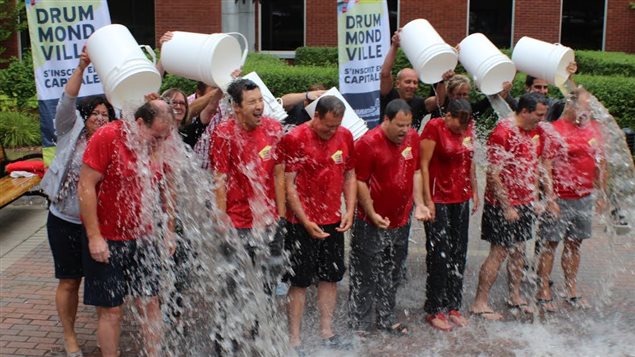 Le Ice Bucket Challenge à Drummondville