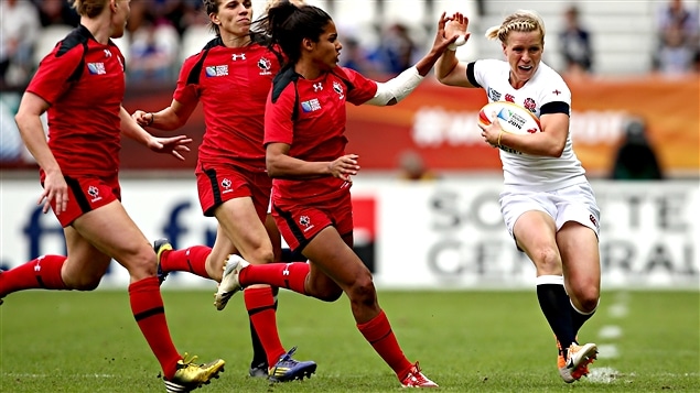 Danielle Waterman de l'Angleterre évite le plaqué de Magali Harvey
