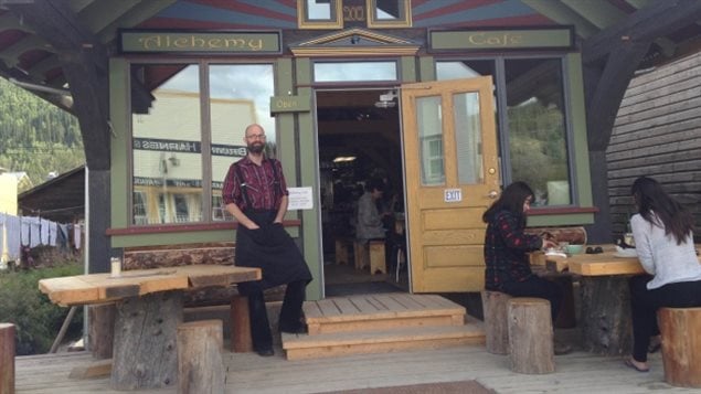 Florian Boulais a mis deux ans à construire la maison de rondins qui accueille l'Alchemy Café à Dawson City au Yukon.