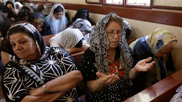 مسيحيون أشوريون من العراق وسوريا ولبنان يحتفلون بعيد انتقال السيّدة العذراء في كنيسة القديس جاورجيوس في بيروت في 15-08-2014