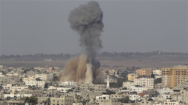L'armée israélienne a mené des frappes aériennes dans la bande de Gaza après avoir accusé le Hamas d'avoir tiré des roquettes en violation de la trêve qui devait expirer en fin de soirée.