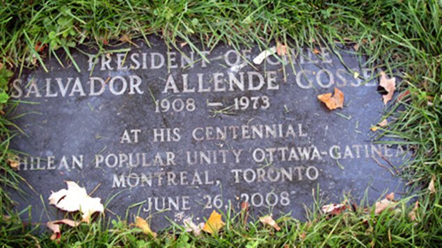 Placa en memoria al presidente Salvador Allende en el Strathcona Park, Ottawa.