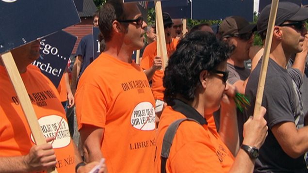 Des cols bleus de Gatineau ont manifesté contre le projet de loi 3 mercredi. Des cols bleus de Gatineau ont manifesté contre le projet de loi 3 mercredi.