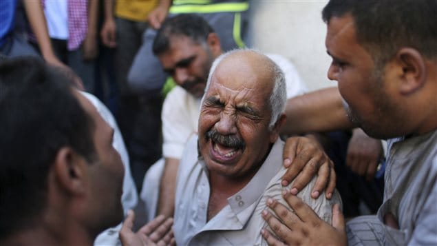 رجل فلسطيني في مدينة غزة يبكي اليوم مقتل أحفاده الثلاثة بنيران الطائرات الإسرائيلية