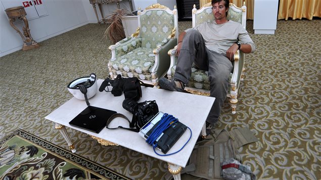 صورة للصحافي القتيل جيمس فولي في مطار ليبيا في 29 أيلول سبتمبر 2011