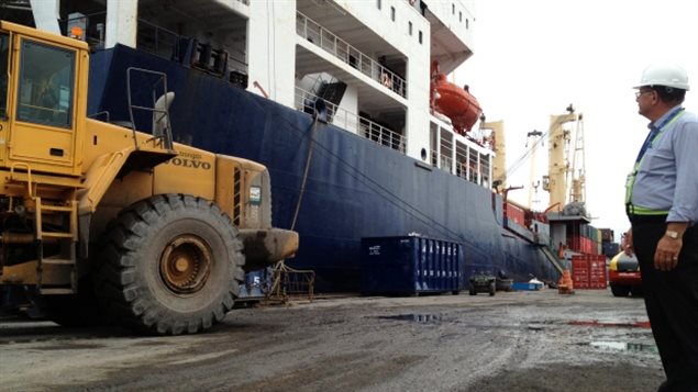  Waguih Rayes de la compagnie Desgagnes Transarctik supervise le chargement d'un cargo transportant notamment des véhicules à être livrés au Nunavut  durant la courte saison de transport maritime. 