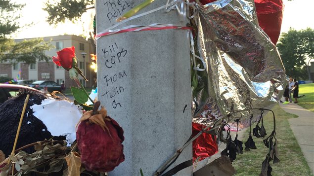 En mémoire de Michael Brown, ce jeune Noir abattu par la police à Ferguson, au Missouri