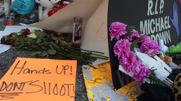 En mémoire de Michael Brown, ce jeune Noir abattu par la police à Ferguson, au Missouri