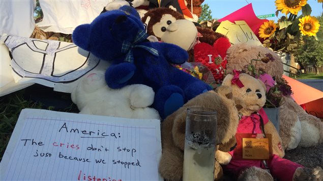 En mémoire de Michael Brown, ce jeune Noir abattu par la police à Ferguson, au Missouri