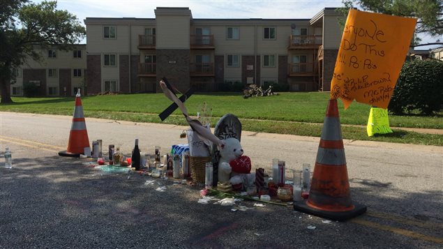 En mémoire de Michael Brown, ce jeune Noir abattu par la police à Ferguson, au Missouri