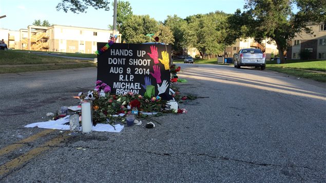 En mémoire de Michael Brown, ce jeune Noir abattu par la police à Ferguson, au Missouri
