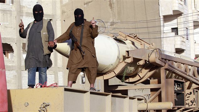قاعدة لإطلاق الصواريخ يعرضها مسلحو داعش في الرقة