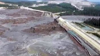 Image arrêtée d'une vidéo prise à partir d'un hélicoptère du bris d'une digue du bassin de rétention, mont Polley.
