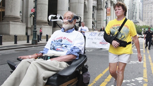 Un homme et une femme atteints de la sclérose latérale amyothrophique, ou « maladie de Lou Gehrig », lors d’une marche pour amasser des fonds à New York, en 2012