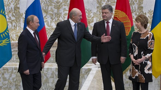 Los presidentes ruso Vladimir Putin, y ucraniano Petro Porochenko, en compañía del presidente bieloruso Alexandre Lukachenko y de la representante de Relaciones Exteriores de la Unión Europea, Cahterine Ashton.