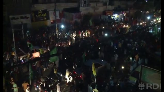 Los palestinos festejan el acuerdo de cese el fuego firmado anoche.