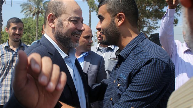 نائب رئيس المكتب السياسي لحركة حماس موسى ابو مرزوق عند معبر رفح في 28 آب أغسطس 2014 بعد التوصل إلى اتفاق وقف النار بين اسرائيل والفلسطينيين