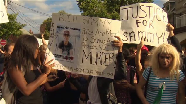 18岁的萨米.雅迪姆被警方开枪打死，导致民众抗议。