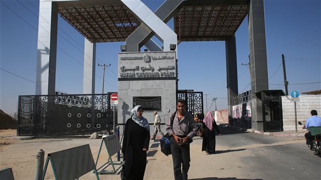 فلسطينيون ينتظرون الحصول على إذن عند معبر رفح في 27 آب أغسطس 2014