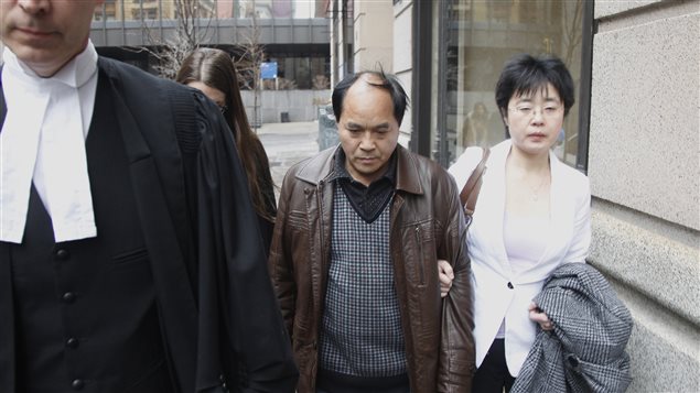 Au centre, le père de la victime de Luka Rocco Magnotta.