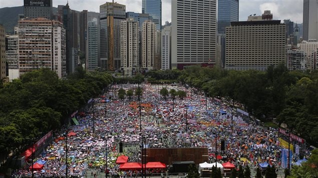 8月17日香港亲中的“反占中”游行。
