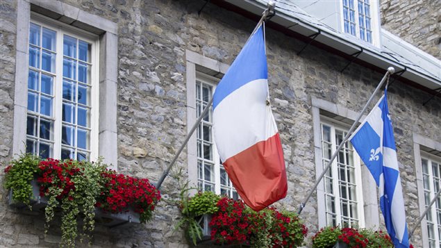 Les drapeaux français et québécois, côte à côte dans le Vieux-Québec