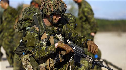 Des soldats canadiens participent à un exercice de l’OTAN en Pologne, en mai 2014.