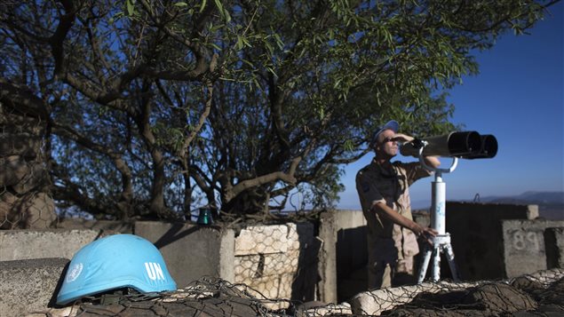Soldado de la ONU vigila la zona de cese el fuego en los Altos del Golán. 